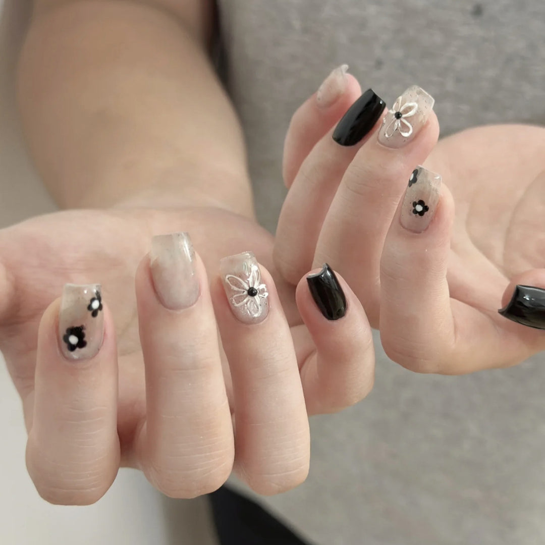 Künstlerisches Press-On-Nagelset mit floralem und gesprenkeltem Design Karnz