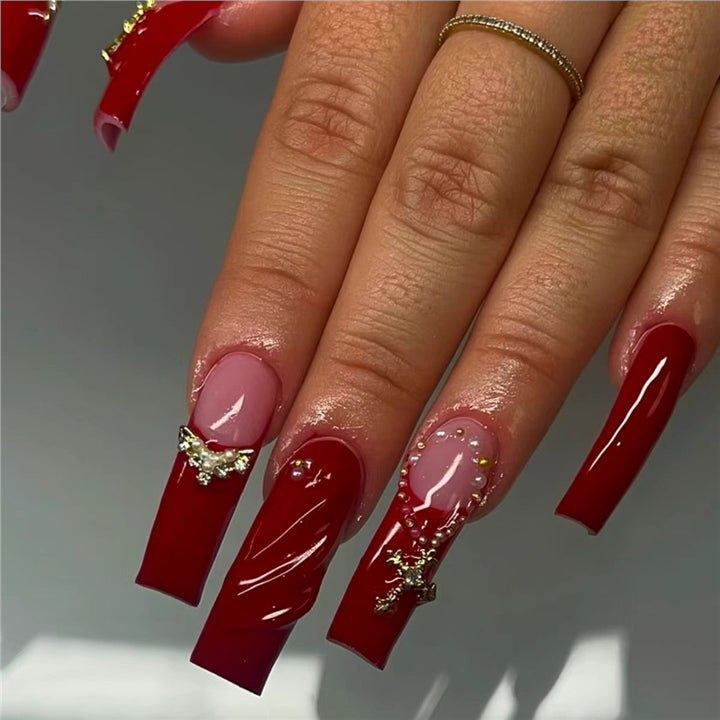 Elegante Press-On Nagelkunst mit Goldverzierungen Karnz