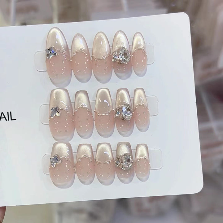 Elegantes Press-On-Nagelset mit Kristallverzierungen Karnz