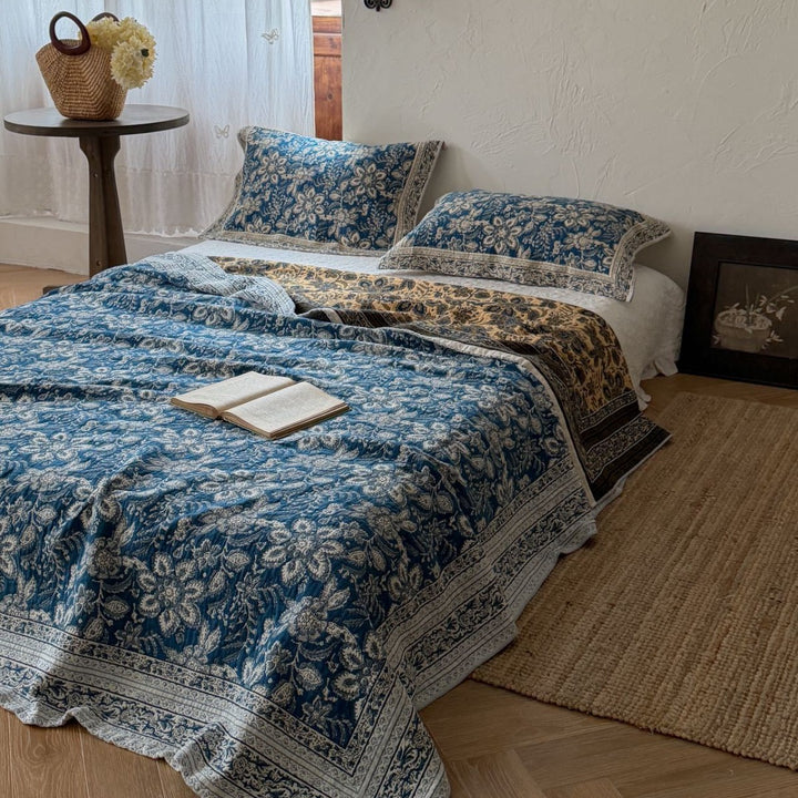 Handgefertigte florale Kantha-Stil Baumwoll-Decke mit passenden Kissenbezügen