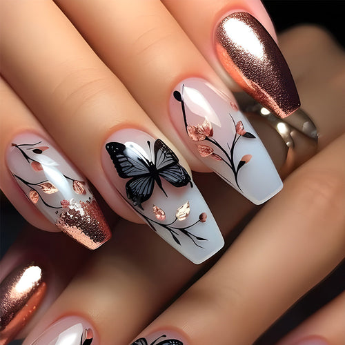 Kunstnägel mit Filigranem Schmetterlings-Design und Goldenen Akzenten Karnz