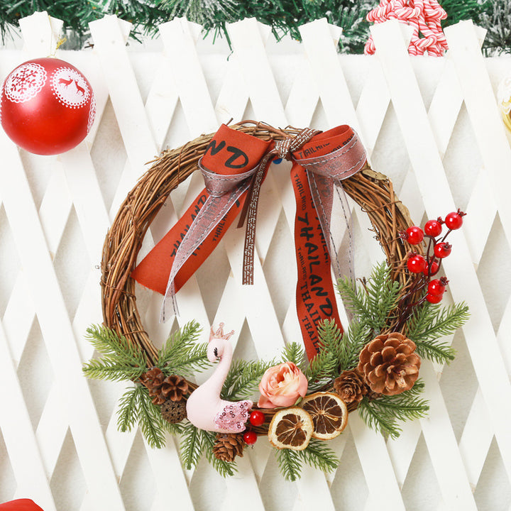 Festlicher Weihnachtskranz mit Tannenzapfen und Beeren Karnz
