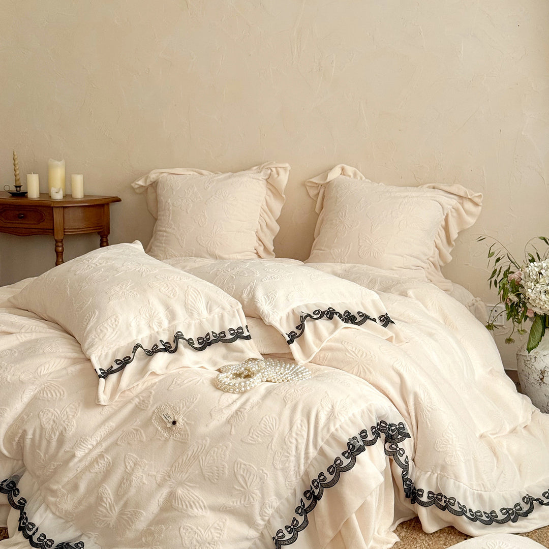 Romantisches Bettwäsche-Set mit Spitzenbesatz, Volant und gesteppter Decke