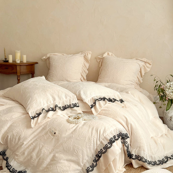 Romantisches Bettwäsche-Set mit Spitzenbesatz, Volant und gesteppter Decke