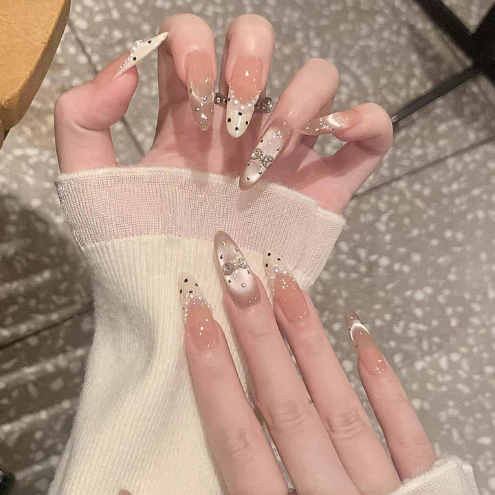 Kristallverzierte elegante Stiletto-Nagelspitzen