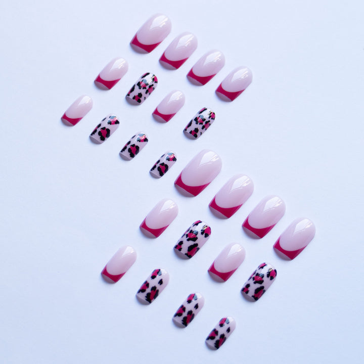 Künstlerischer Leopard und französische Spitzen-Nagelkunst