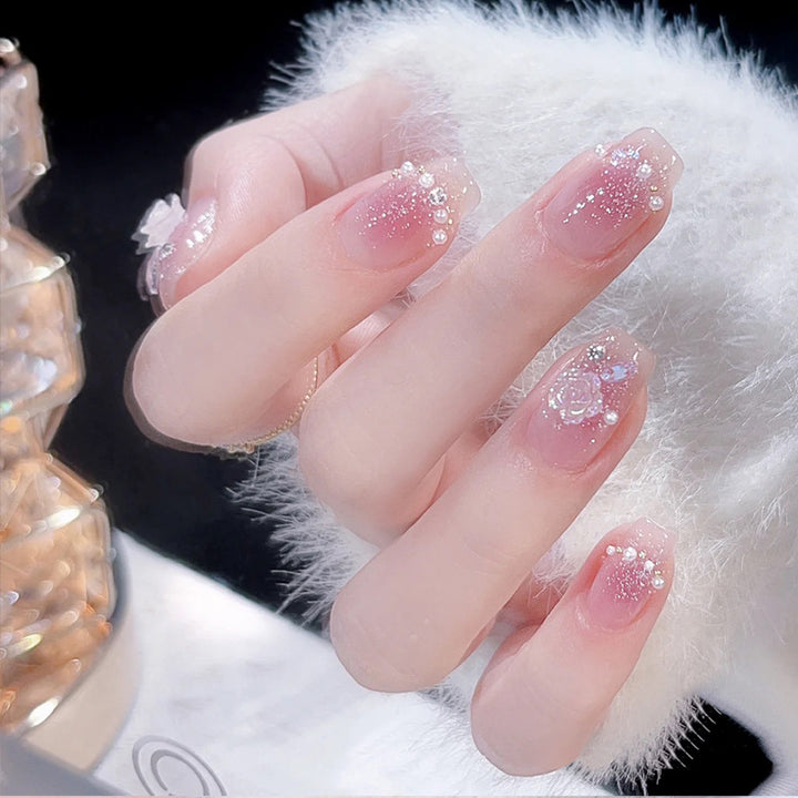 Dekorative Press-On Nagelkunst mit eleganten schwarzen Spitzen Karnz