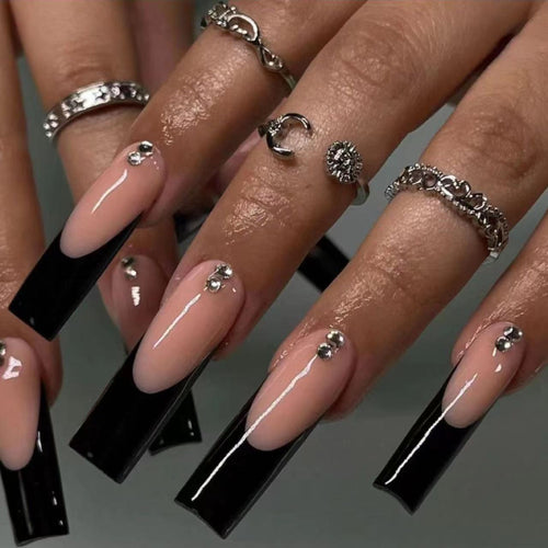 Trendsetzendes Stiletto Press-On Nagelkunstset mit Strassakzenten
