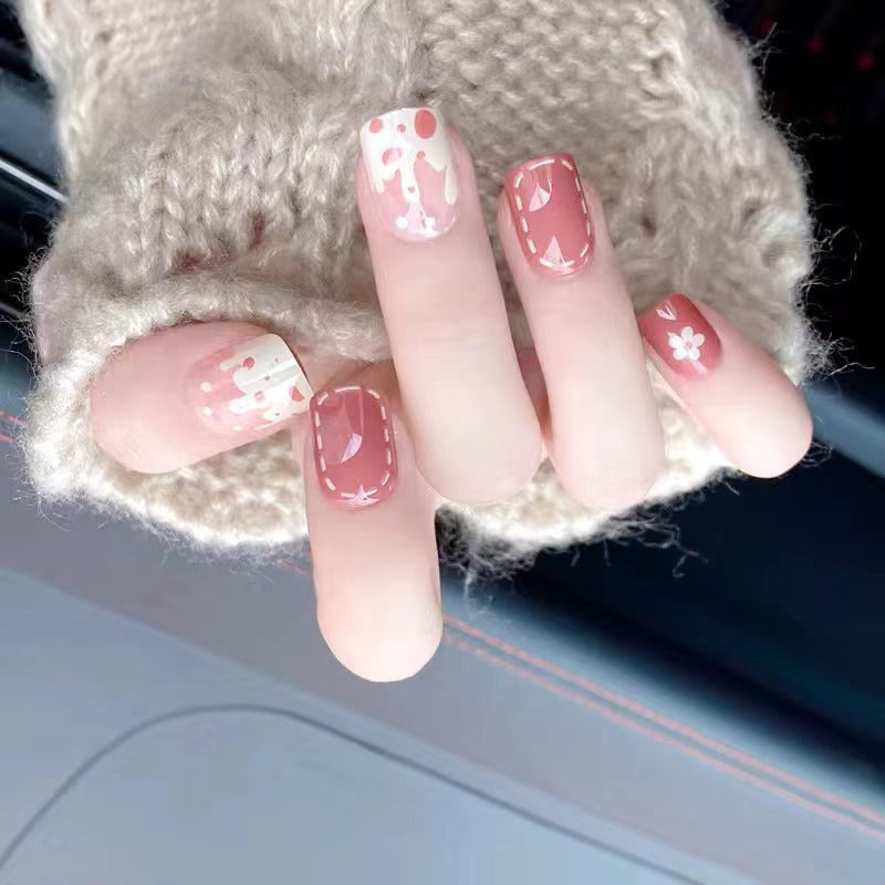 Kunstvolle Nagelverzierung im floralen Design Karnz