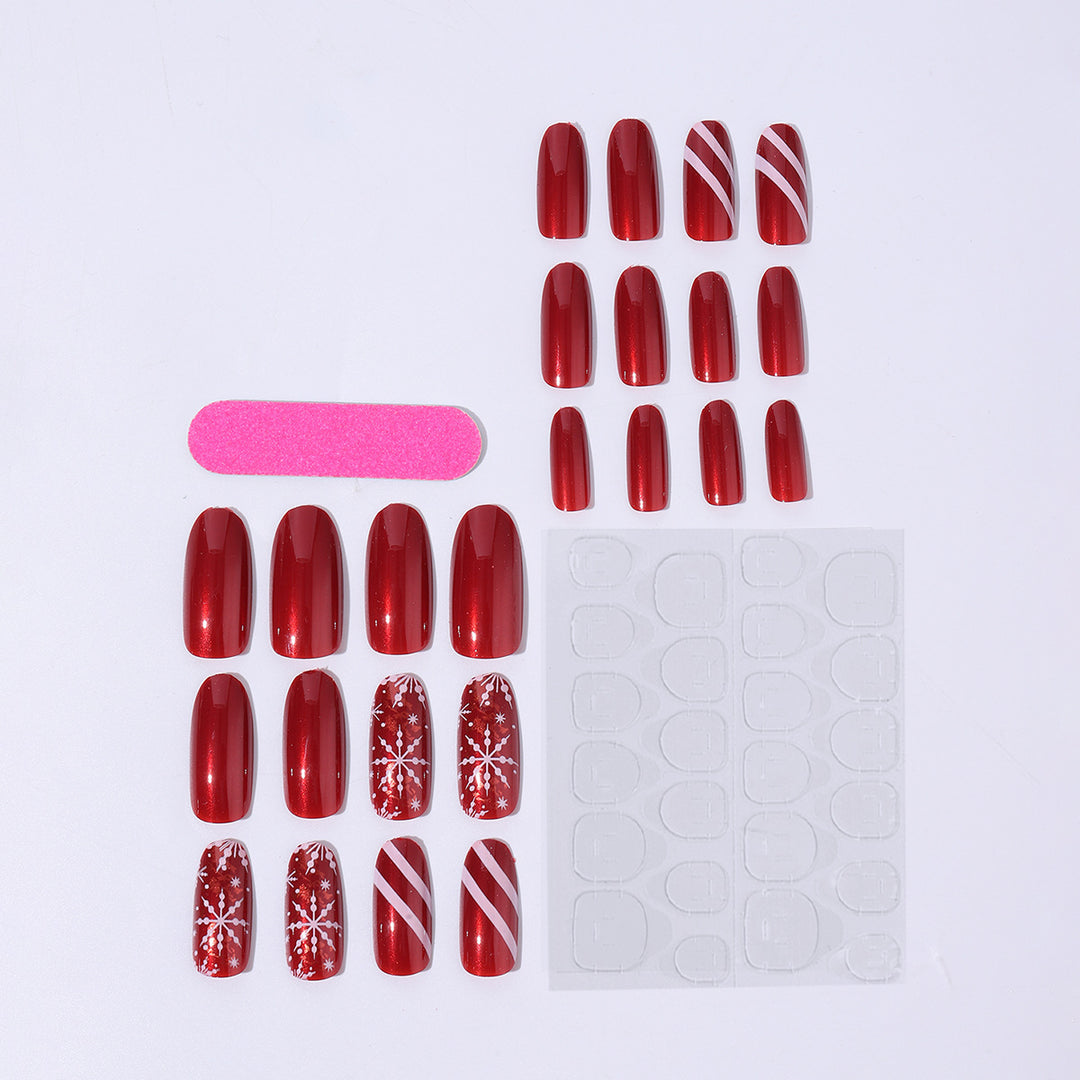 Kreatives Kunstnagelset mit winterlichen Motiven und glamourösem Glitzer Karnz