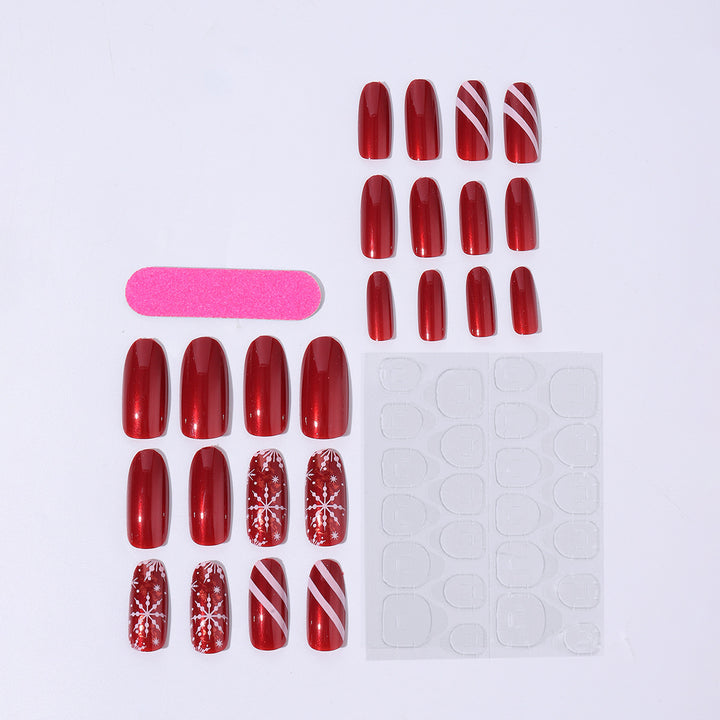 Kreatives Kunstnagelset mit winterlichen Motiven und glamourösem Glitzer Karnz