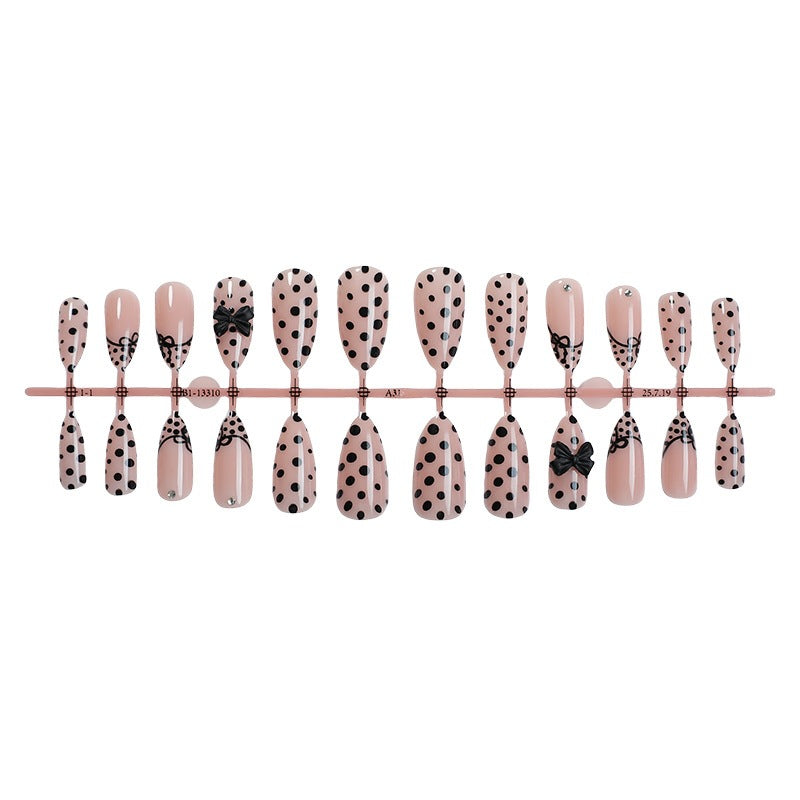 Kunstnagelset mit eleganten Punkte- und Schleifenmotiven Karnz