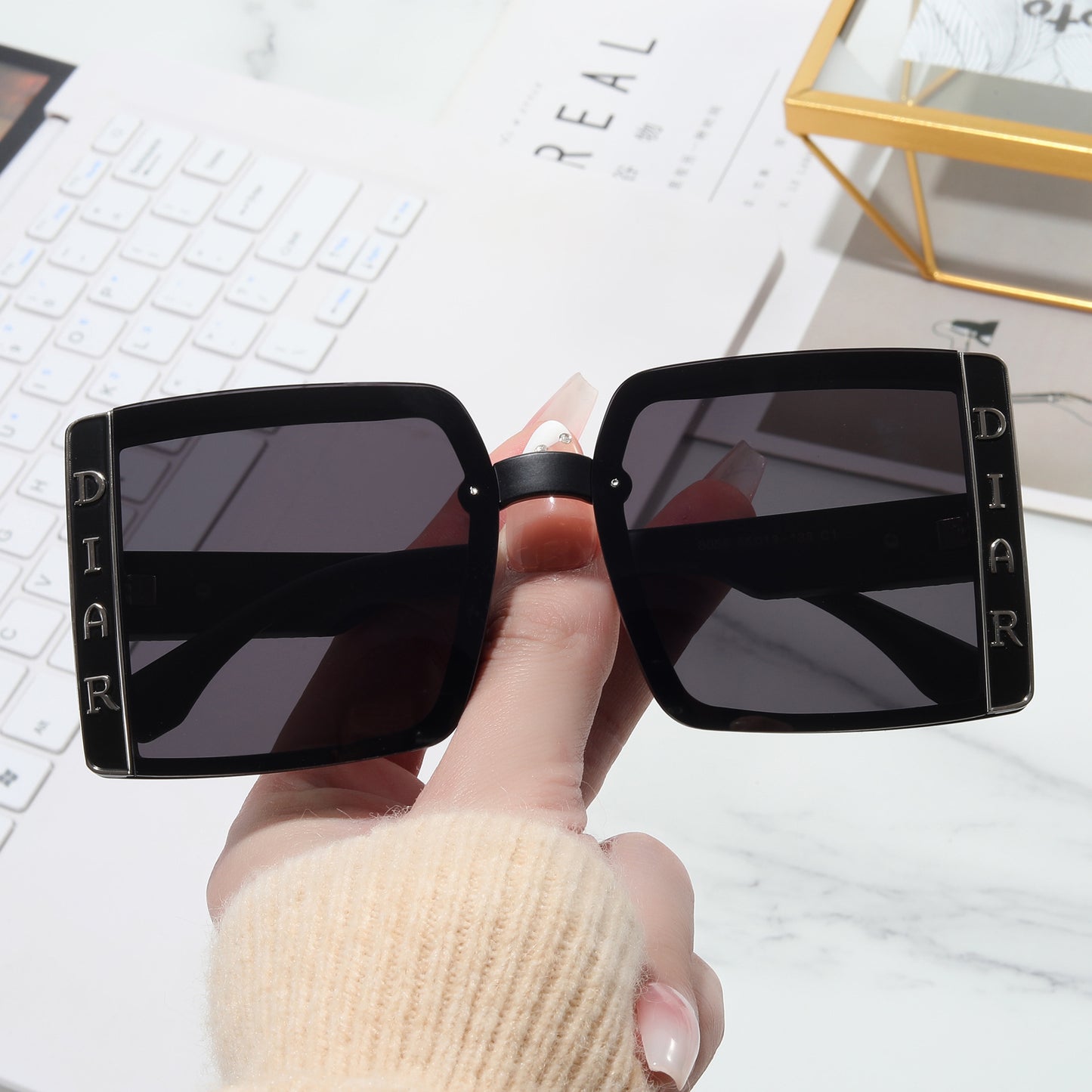 Damen Sonnenbrille im modernen quadratischen Design Karnz
