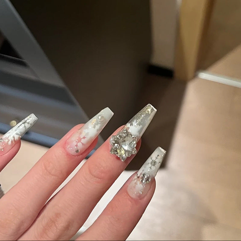 Kunstnagelset mit frostigem Schneeflocken-Design und funkelnden 3D-Applikationen Karnz