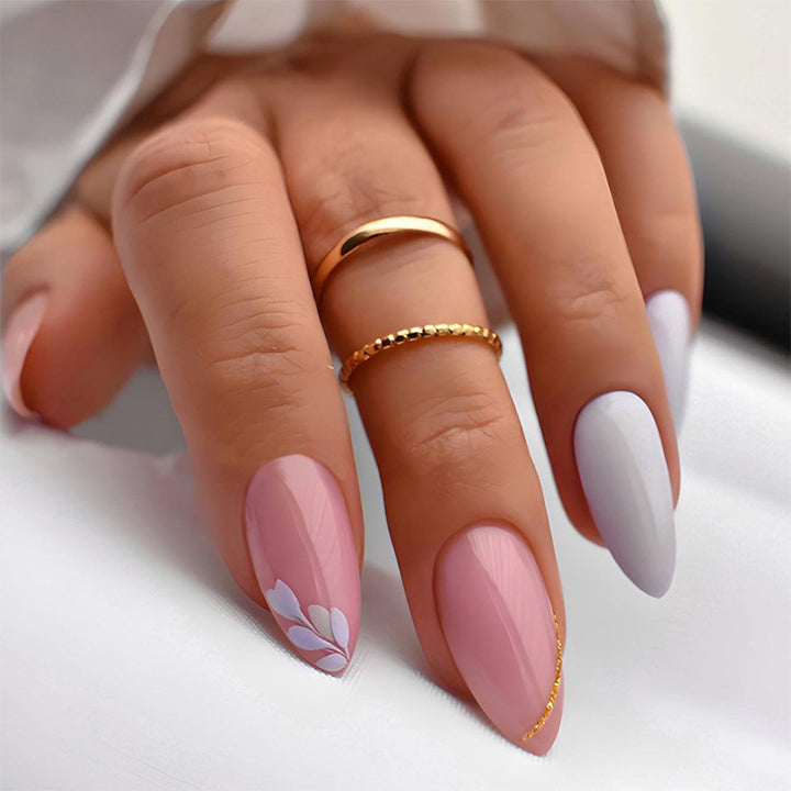 Künstlerisches Press-On Nagelset mit goldenen Akzentdesigns Karnz