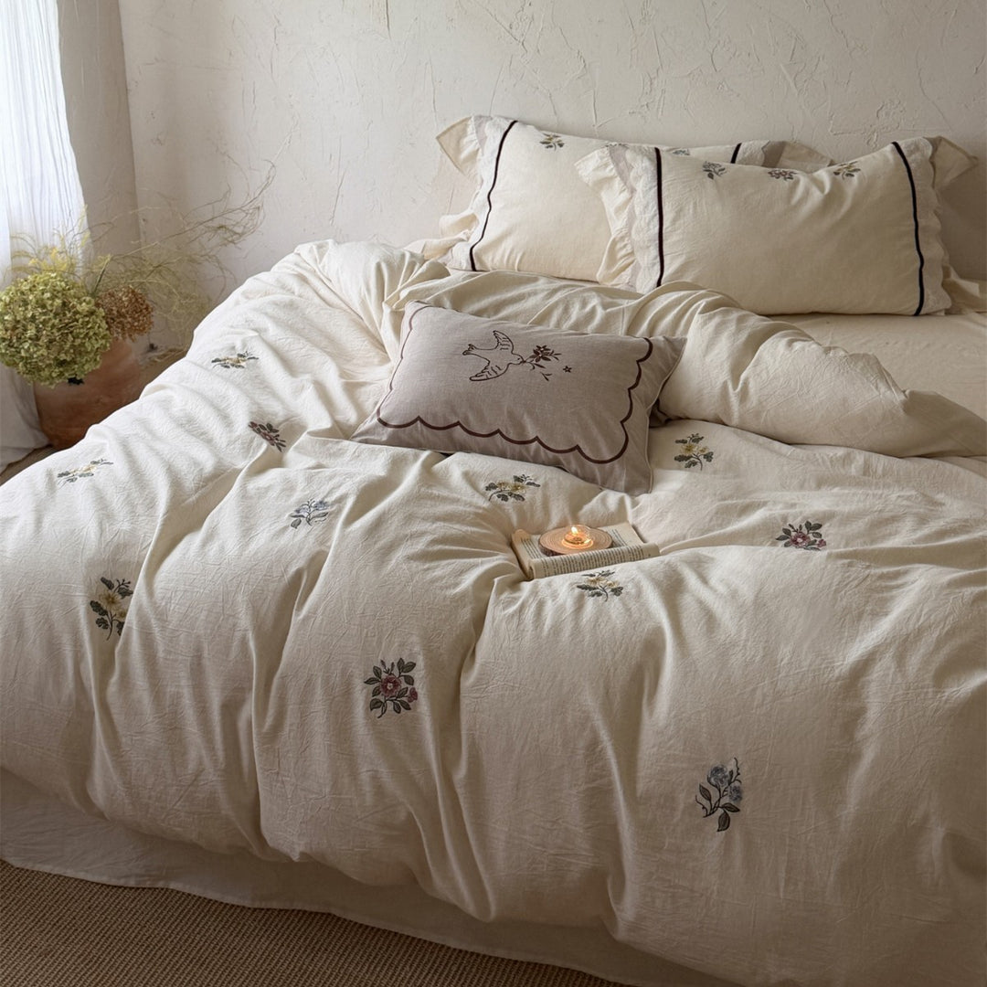 Vintage-inspirierte bestickte Baumwoll-Leinen-Decke mit Rüschen-Kissenbezügen