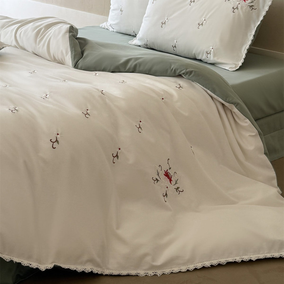 Botanisch bestickter Baumwollsatin Bettbezug mit gewelltem Spitzenrand