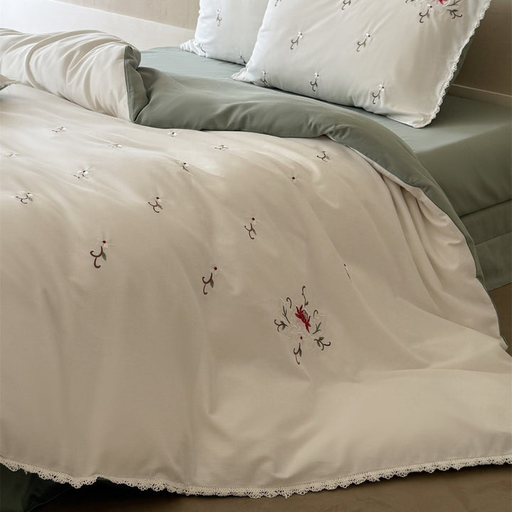 Botanisch bestickter Baumwollsatin Bettbezug mit gewelltem Spitzenrand