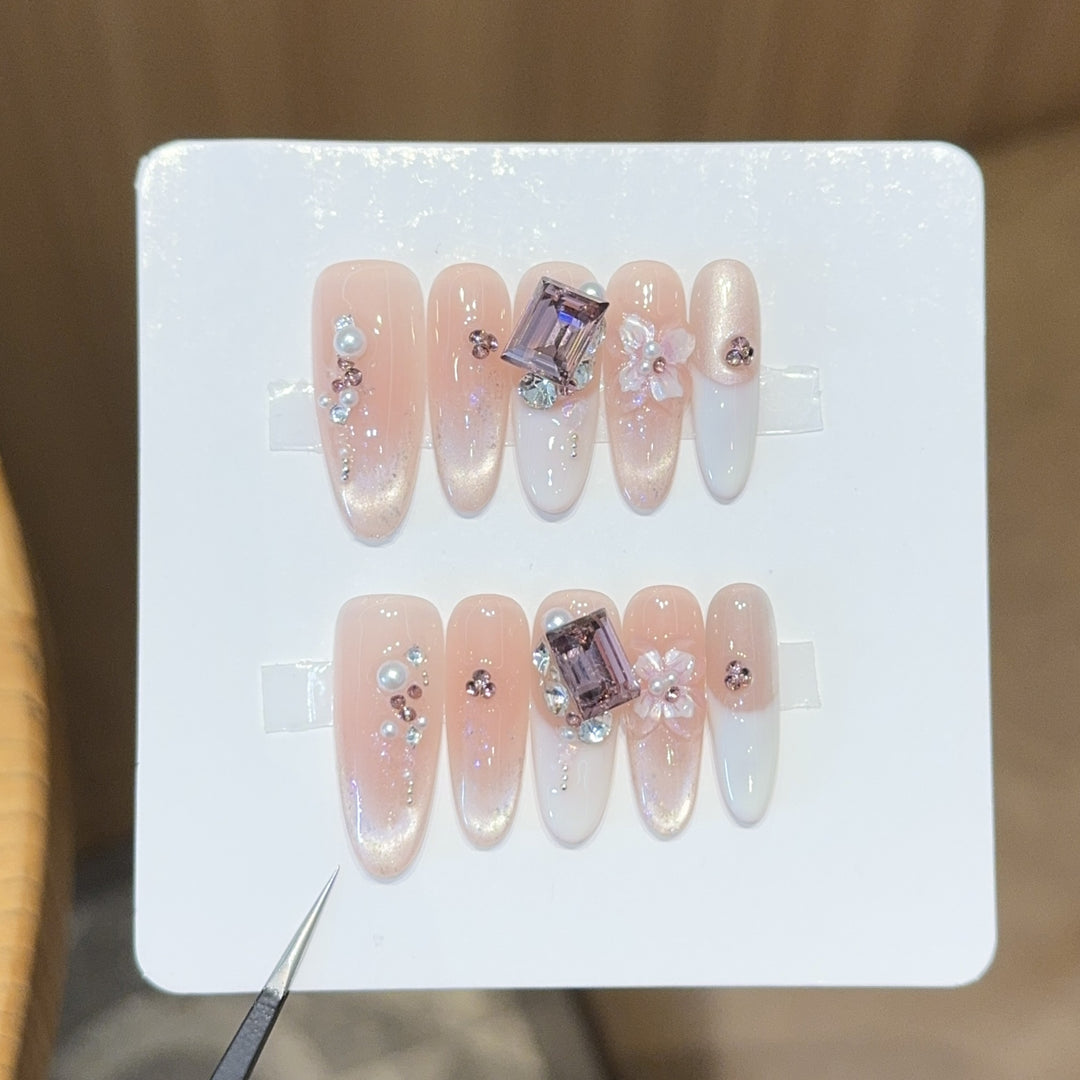 Kunstnägel mit Eleganten Schmuckdetails Karnz
