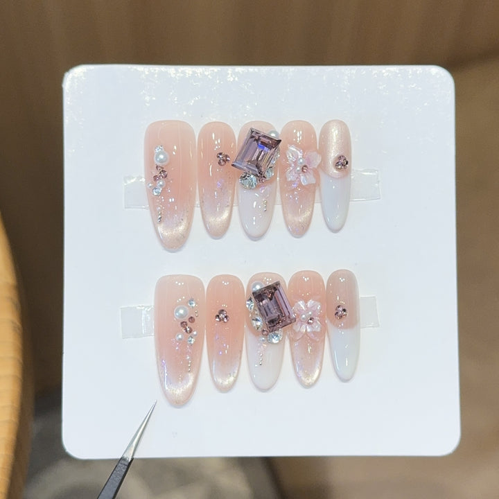 Kunstnägel mit Eleganten Schmuckdetails Karnz