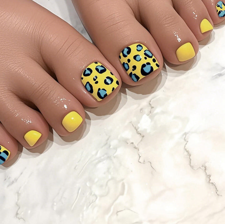 Stylische Tierdruck Pediküre Nagelkunst Karnz