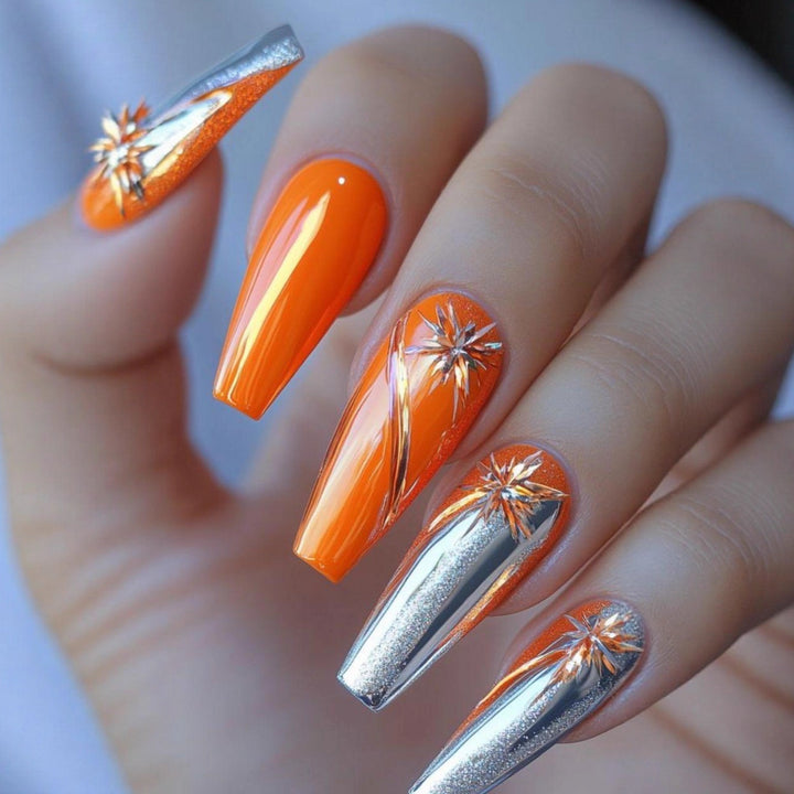 Kunstnägel mit Glamourösen Metallic und Floralen Akzenten Karnz