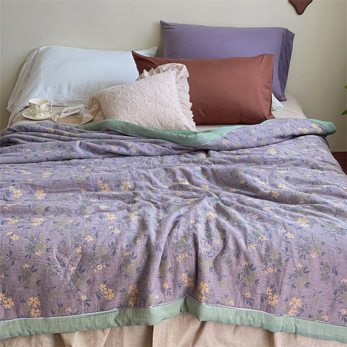 Leichter Steppbettüberwurf aus Baumwoll‑Leinen‑Mix mit floralem Aquarellprint und kontrastierter Saumkante