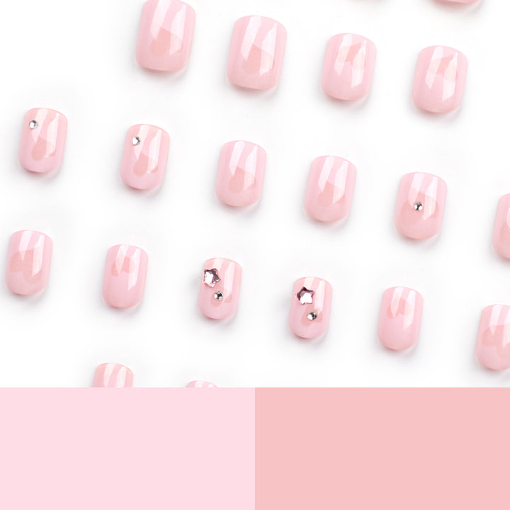 Kunstvolle Nagelkunst mit Glitzer- und Herzmotiven Karnz