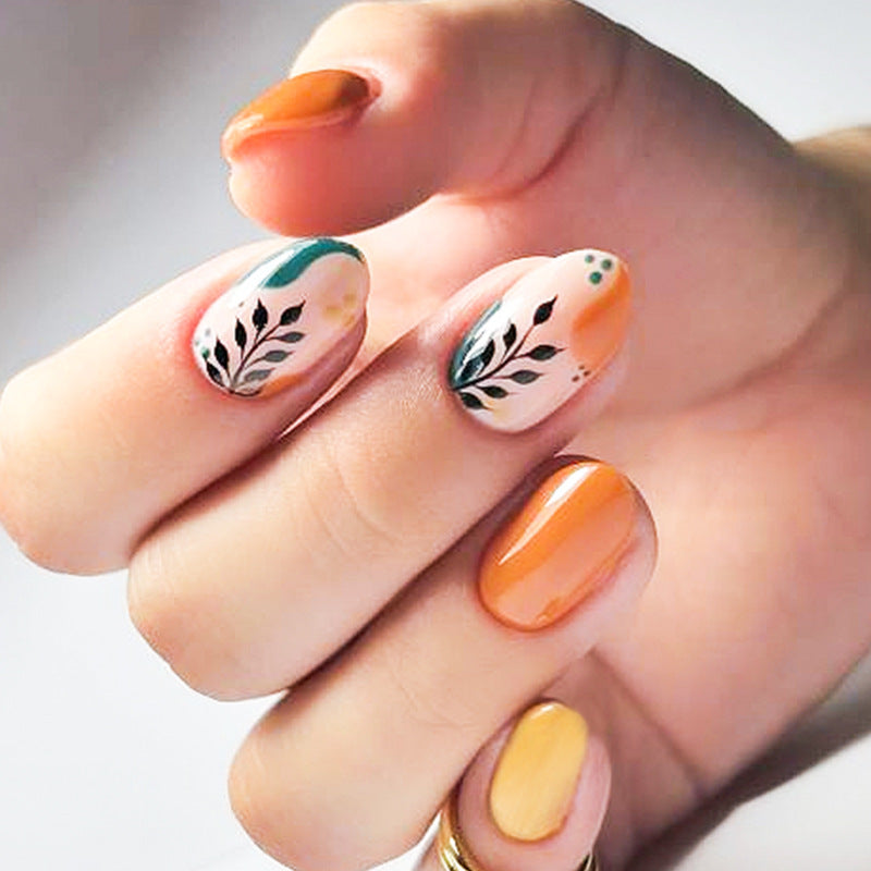 Künstlerische Nagelwickel Karnz