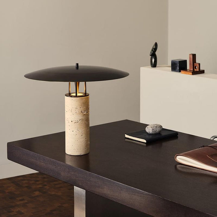 Moderne Minimalistische Tischlampe mit geometrischem Sockel