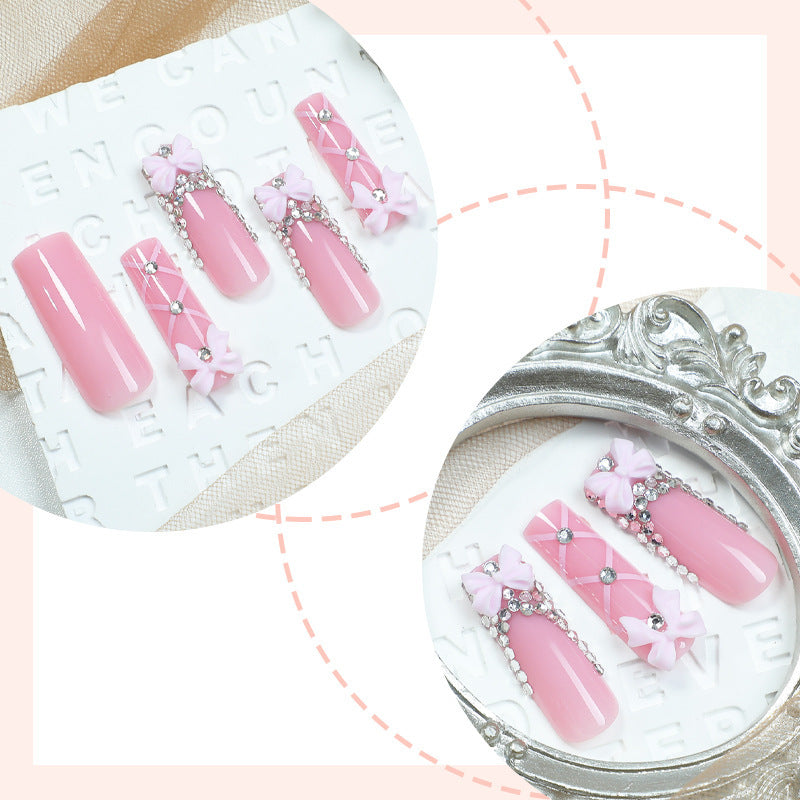 Kunstnagelset mit romantischen Schleifen- und Glitzerakzenten Karnz