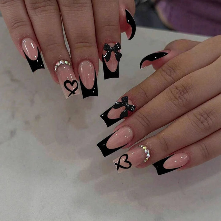 Kunstnagelset mit elegantem Herz- und Schleifenmotiv Karnz