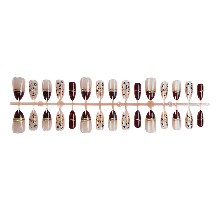 Elegantes Press-On-Nagelset mit geometrischen und metallischen Designs