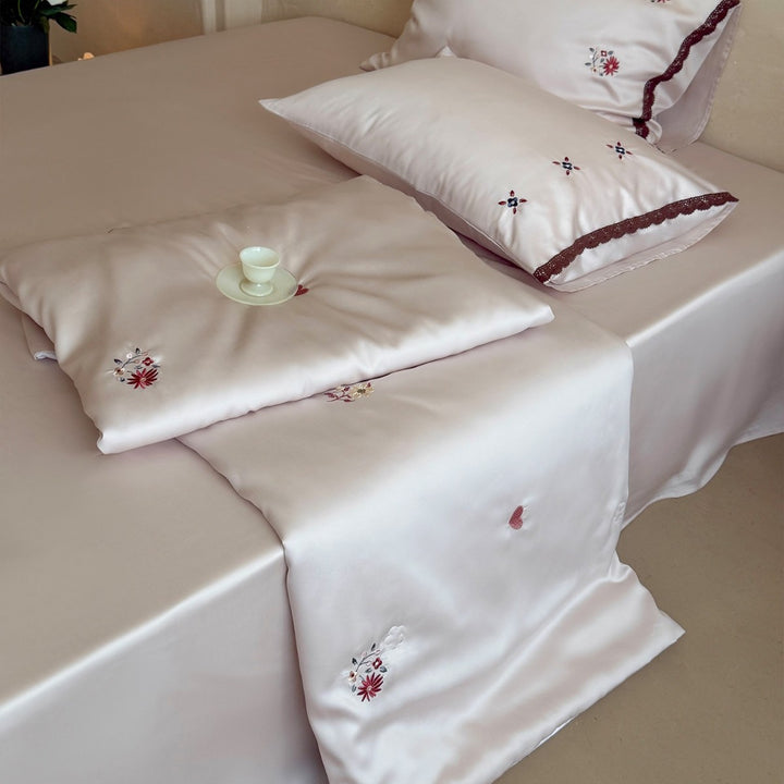 Elegante Satin-Bettwäsche-Garnitur mit feiner Blumenstickerei und Spitzenrand