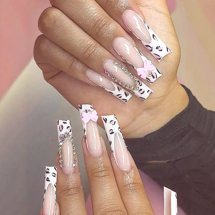 Dekorative Lange Stiletto Nageldesigns Karnz