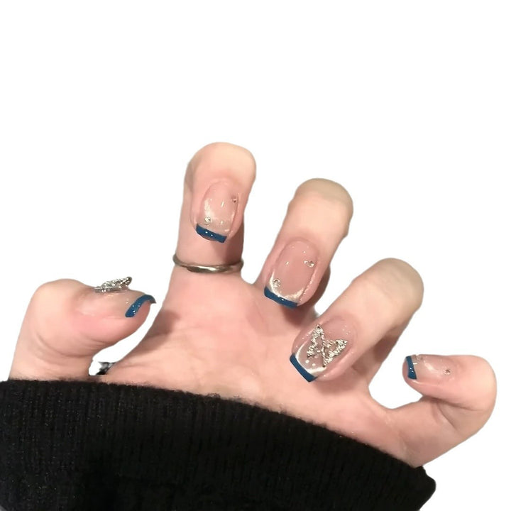 Kunstnägel mit Trendigen Französischen Spitzen und Dekorativen Glitzerakzenten Karnz