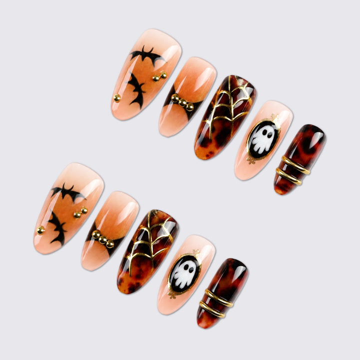 Halloween Kunstnagelset mit gespenstischen Motiven und goldenen Akzenten Karnz