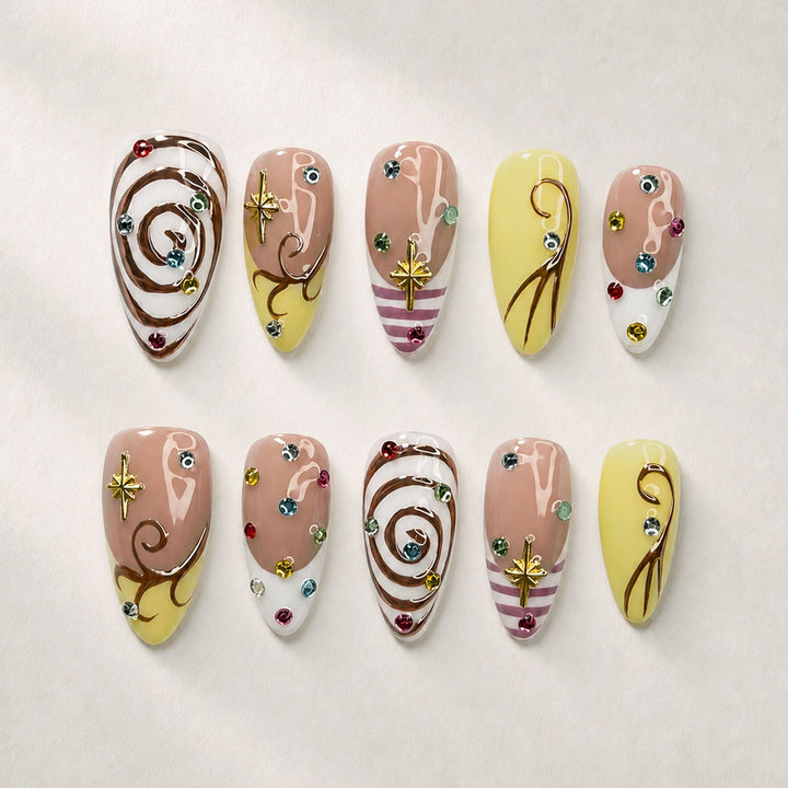 Kunstnagelset mit luxuriösen Farbakzenten und funkelnden Verzierungen Karnz
