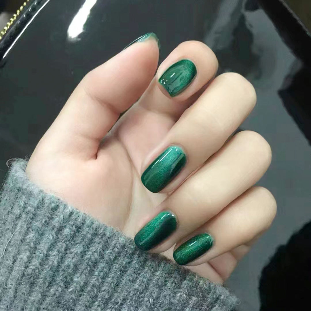 Elegantes Druck-Nagelset mit schimmerndem Finish