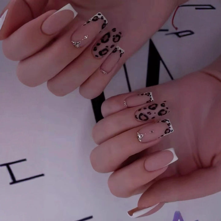 Kunstnagelset mit luxuriösem Leopardenmotiv und eleganten Glitzerakzenten Karnz