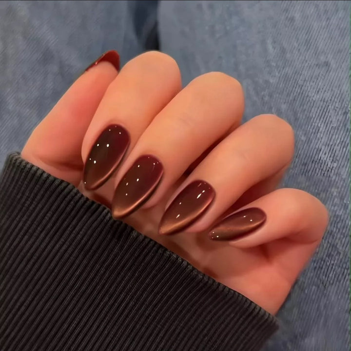 Kunstnagelset mit elegantem Ombre-Effekt und schimmernden Akzenten Karnz