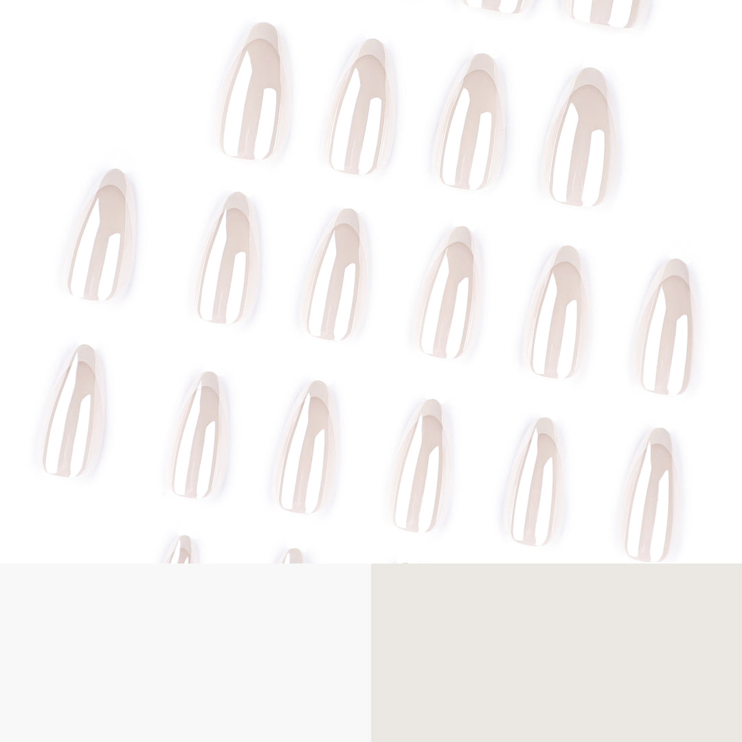 Kunstvolle Stiletto-Nägel mit Eleganten French-Tip Verzierungen Karnz