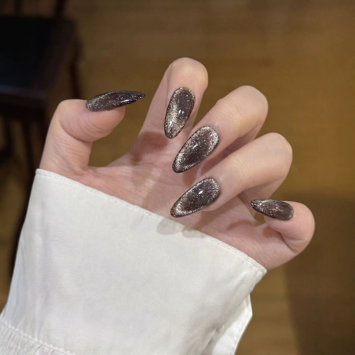 Glamouröser Stiletto Press-On Nagelset mit Glitzerfinish Karnz