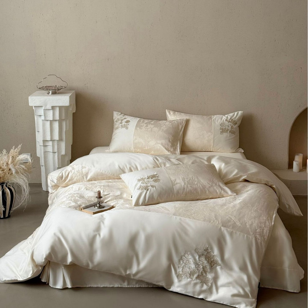 Seidige Satin-Bettwäschegarnitur mit Jacquard-Relief, floraler Stickerei und Volant