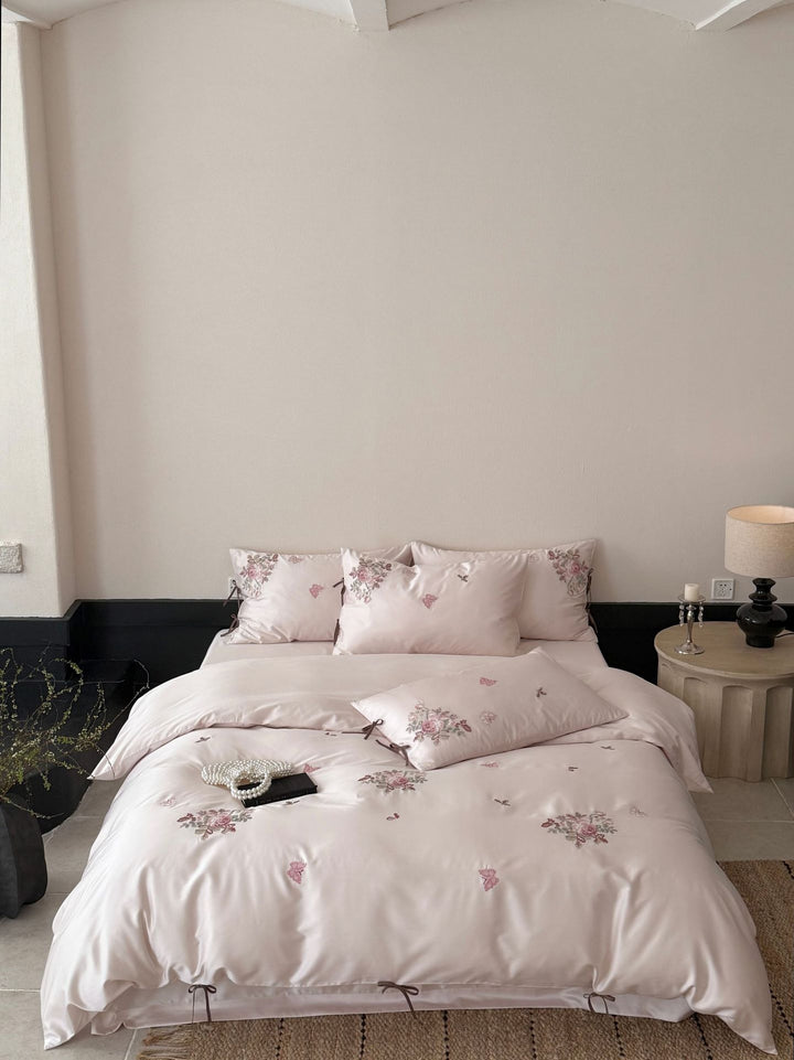 Feinsatin-Bettwäsche-Set mit floraler Stickerei, Bindebändern und feiner Steppstruktur Karnz
