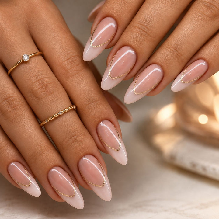 Elegante Kunstnägel mit Goldakzenten Karnz