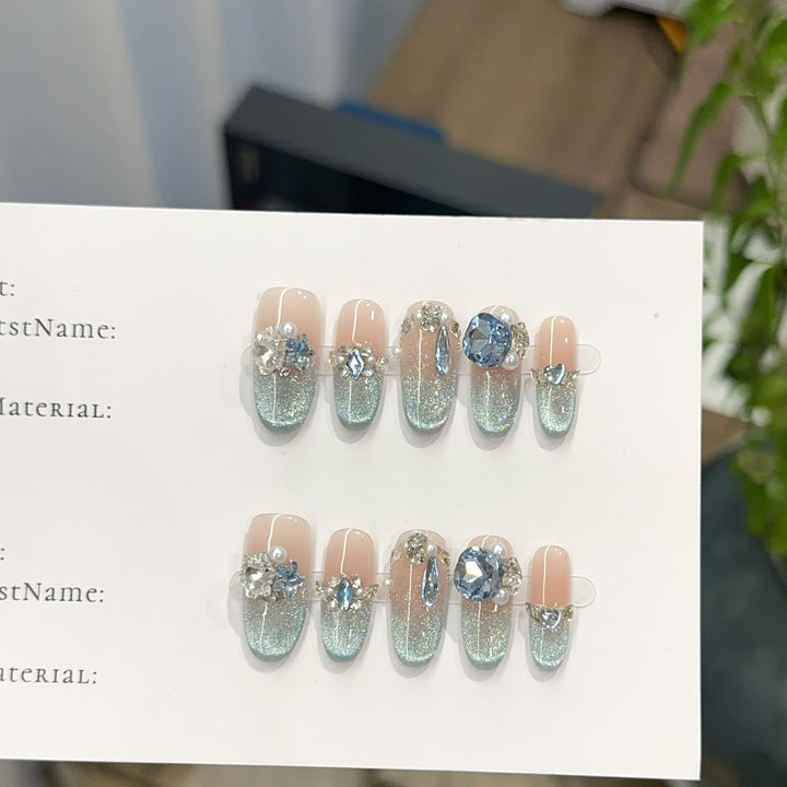 Glamouröse mit Kristallen verzierte Press-On Nagelkunst