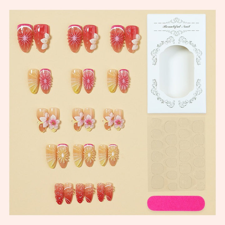 Kunstnagelset mit eleganten floralen Details und Glitzereffekten Karnz