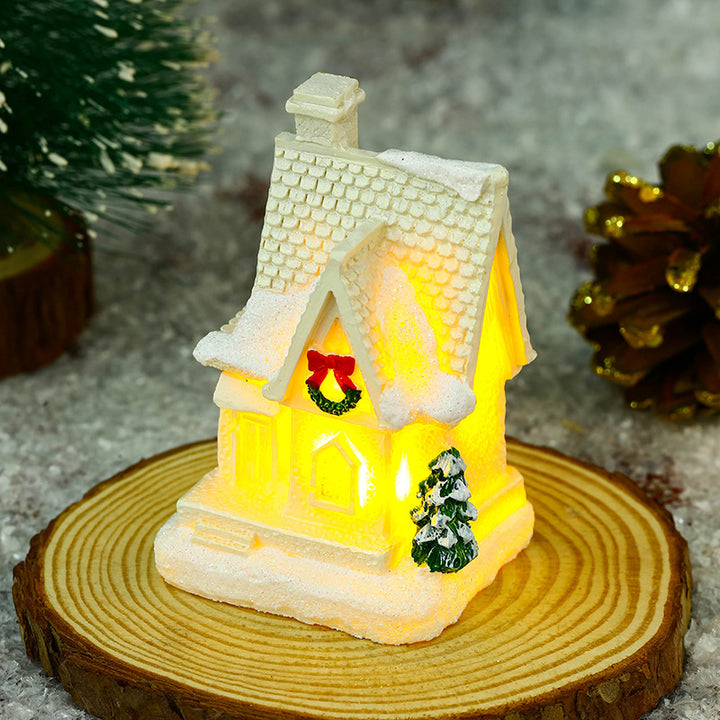 Beleuchtetes Weihnachtsdorfhaus mit festlicher Dekoration Karnz