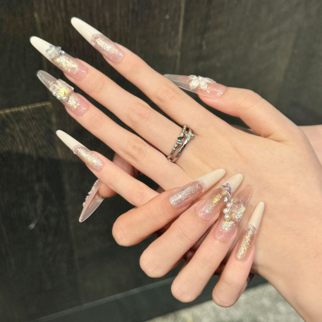 Dekorativer Press-On Nagelset mit glamourösen Perlen- und Glitzerakzenten